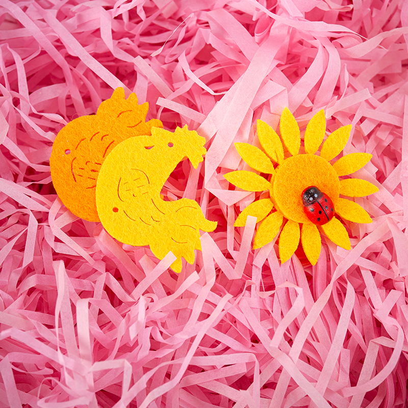 Artificial flower with raffia