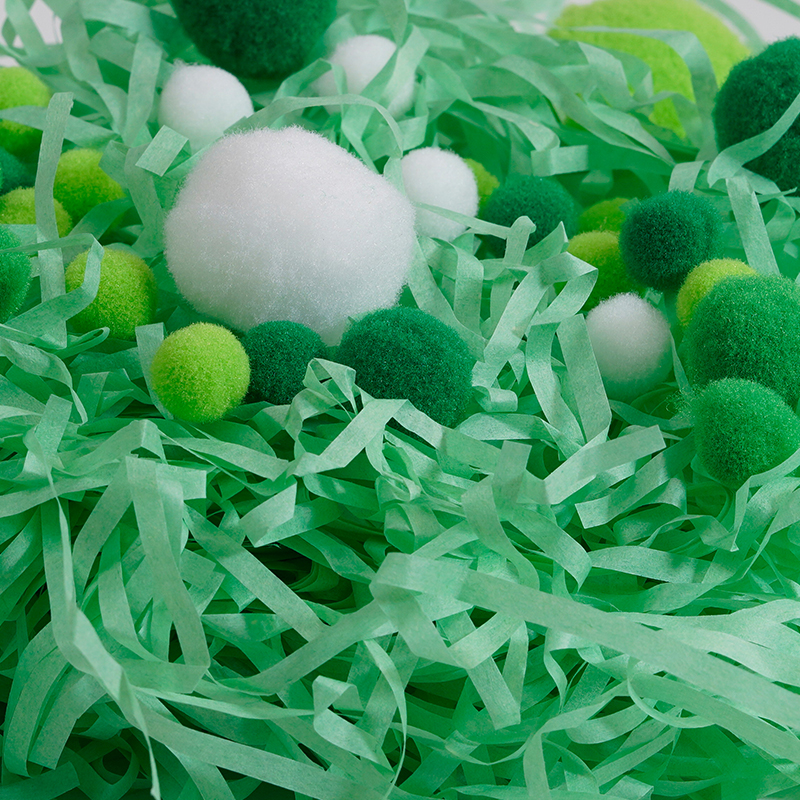 Pom-pom ball with raffia